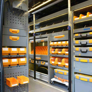 Rangement tiroirs et bacs dans véhicule utilitaire